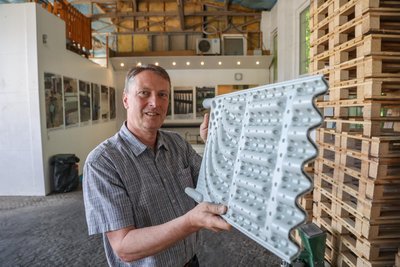 Geocollect-Entwicklungschef Volkmar Frotscher zeigt einen Absorber, in dem eine Flüssigkeit durch die Erde geführt wird.