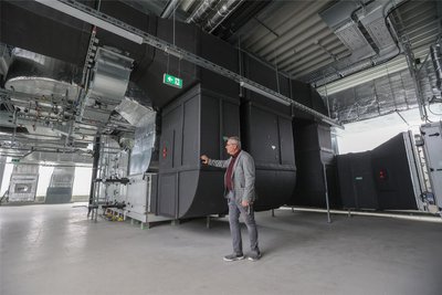 Peter Schöberl vor der großen Lüftungsanlage im Dachgeschoss. Selbst hier kennt er jedes Detail.