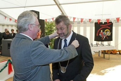 2004 erhält Bernd Pohlers bei der Feier zum 750-jährigen Stadtjubiläum die Ehrenkette. 