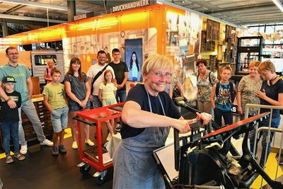 Christa Frohburg kommt wieder zum Druck-Workshop ins Museum Zeitwerkstadt in Frankenberg.