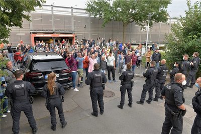 Trillerpfeifen, Pfiffe, Aggressionen: So empfingen Freiberger den sächsischen Ministerpräsidenten. 