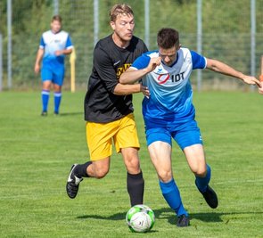 Robert Hornig (links) vom Oelsnitzer FC hat im Duell mit dem Annaberger Sebastian Halm das Nachsehen. 