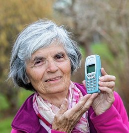 Hella Schmidt (80) aus Plauen hat ein Handy, aber kein Smartphone und keinen Internet-Zugang. Damit kann sie das 49-Euro-Ticket nicht kaufen. Betroffene und Interessenvertreter sehen darin Altersdiskriminierung. 