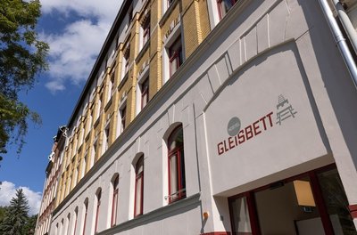 Jetzt befindet sich das erste Hostel der Stadt darin. 