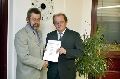 2003 besiegelt Bernd Pohlers mit Glauchaus OB Karl-Otto Stetter den AZV-Beitritt.