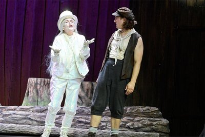 Szene mit Johannes Krobbach als Peter Munk und Anke Teickner als Glasmännchen.
