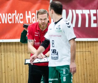 Grundlegende Analyse: HSG-Trainer Alexander Matschos und Felix Lehmann, hier beim jüngsten Spiel der Freiberger in Halle, haben nun mindestens sechs Wochen Zeit, die jüngsten Fehler aufzuarbeiten. 