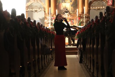 Ein Musikstück spielte Clara Starzetz in den Gängen, ganz nah an den Zuhörern in Augustusburg, die sich sehr über die Flötenklänge freuten.