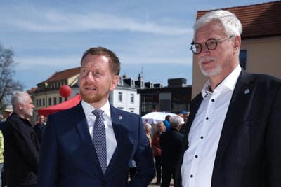 „Bei Michael Kretschmer weiß man nie so richtig, woran man ist“: DGB-Chef Markus Schlimbach (rechts) über Sachsens Ministerpräsidenten, hier gemeinsam bei einem Auftritt am 1. Mai 2023 in Freiberg.