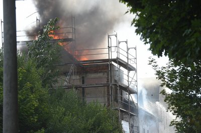Ein Haus steht in der Kanalstraße in Chemnitz in Flammen.