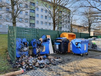 Zwei Container an der Neefestraße haben in der Nacht zu Sonntag gebrannt.