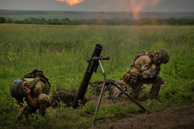 Ukrainische Soldaten feuern auf russische Stellungen an der Frontlinie bei Saporischschja.