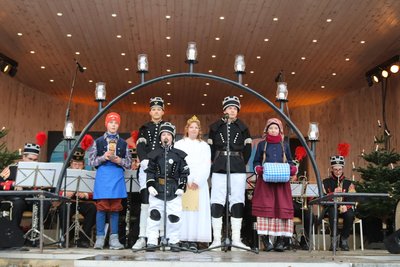 Der lebende Schwibbogen gehört zum Fest in Johanngeorgenstadt dazu. Hier ein Foto aus dem Vorjahr. Unter dem Bogen: Felix Bosch, Nikolas Fenzl, Jason Burke, Alina Horn, Robin Hahn, Esther Breuer (v. l.).