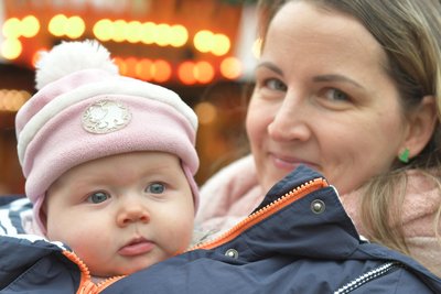 So viele Lichter: Juna Soley (sieben Monate) und ihre Mutter Gloria Günther aus Freiberg auf dem Christmarkt.