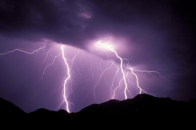 Ein Gewitter in den Bergen: Viele Bilder werden beim Konzert in Bad Elster die thematischen Bezüge zur Alpensinfonie von Richard Strauss verdeutlichen.
