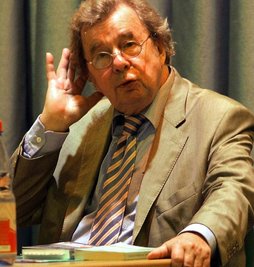 
              <p class="artikelinhalt">Hellmuth Karasek im kleinen Saal des Kulturhauses Aue. Er liest aus seinem Buch "Vom Küssen der Kröten". </p>
            