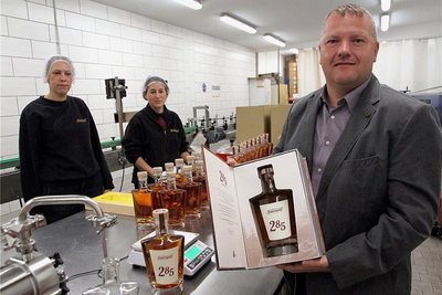 Der erste Whisky aus dem Erzgebirge trägt den Namen 285. Es ist eine Hommage an das 285-jährige Bestehen von Lautergold. Anja Link (links) und Doreen Schmidt füllen die Spirituose per Hand ab. Betriebsleiter Mike Schneising (rechts) ist stolz auf das Gesamtprodukt. 