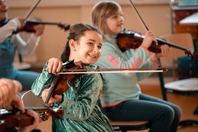 Wenn in den Proben gemeinsam ein Stück gelingt, stehen den Kindern des Musikprojekts "Musaik" in Dresden die Glücksgefühle buchstäblich ins Gesicht geschrieben.  
