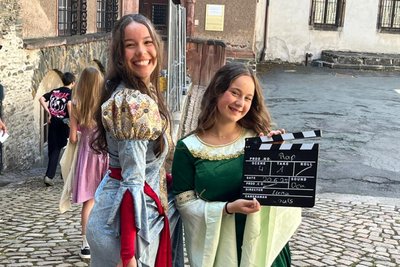 Einmal Burgfräulein sein. Und das noch in einem Filmclip, macht einfach Spaß.