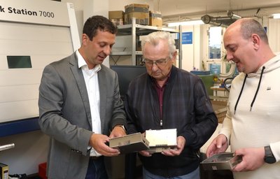 Industriemeister Lothar Wetzel (M.) war 26 Jahre im Beierfelder Betrieb und einst Lehrmeister von Erik Selk (l.) und Pit Burkert. Selk ist heute Geschäftsführer des Unternehmens und Burkert zuständig für Qualitätssicherung. Im Bild fachsimpeln die Männern über die neue Technik. 