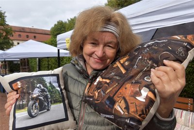 Zum 3. Mal hat im Schlosspark Lichtenwalde der Kreativmarkt „Handemade!“ stattgefunden. Eva Kneisel aus Gera wusste mit ihren Kissen für Männer zu überzeugen.