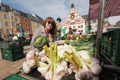 Mittwochs und donnerstags kommen die Händler zum Wochenmarkt auf den Altmarkt. Auch er sorgt für eine Belebung der Innenstadt.