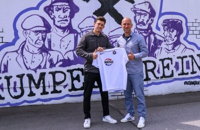 FCE-Neu-Trainer Timo Rost (r.) hat Neuzugang Linus Rosenlöcher begrüßt.