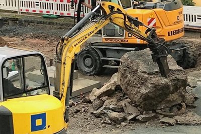 Die Zerkleinerung dieses Betonbrockens auf dem Neumarkt ist mit viel Lärm verbunden.