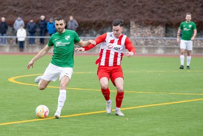 Am 11. Spieltag der kommenden Saison treffen der SV Tanne Thalheim (mit Robert Nitzsche, l.) und der VfB Annaberg (mit Tony Meyer) wieder aufeinander.