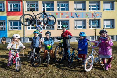 Fine (v. l.), Arnold, Eddy, Tommi, Hannes und Malin sind ebenfalls Fahrrad-Freunde.