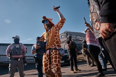 Menschen protestieren vor dem Abschiebezentrun in Newark im US-Bundestaat New Jersey.