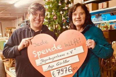 Symbolische Spendenübergabe nach dem jüngsten Praxisflohmarkt: Anja Gürtler (links) und Karin Gruschwitz.