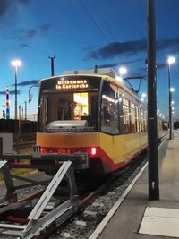 Zu Testfahrten derzeit in Chemnitz am Hauptbahnhof stationiert: ein Fahrzeug des Karlsruher Modells. 