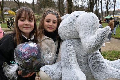 Die beiden elfjährigen Lößnitzerinnen Lotte Grundmann (l.) und Mia Hübner waren beim 5. Oster-Picknick dabei.