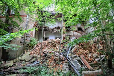 Teile der Villa sind bereits eingestürzt. Ob sie tatsächlich saniert werden kann, ist noch nicht abschließend geklärt. Aber ein Abriss und Neubau nach historischem Vorbild wäre möglich.