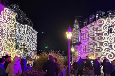 Märchen-, wenn nicht gar rätselhaft strahlen die Hausfassaden am Markt in Schwarzenberg zur Lichternacht 2024.