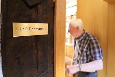 Der Dr. vor dem Namen ist nur im Haus von Rainer Tippmann in Freiberg zu finden.