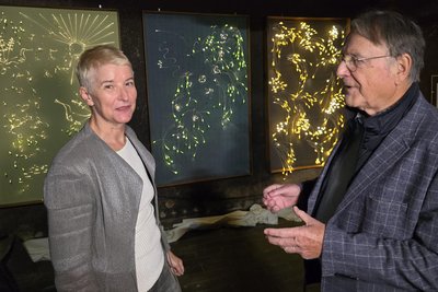 Künstlerin Ruth Gassner und Mäzen Werner Middendorf am Donnerstag vor den drei Kunstwerken.