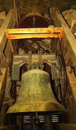 Die beiden großen, übereinander hängenden Stahlglocken im Südturm der Jakobikirche müssten dringend ersetzt werden. 