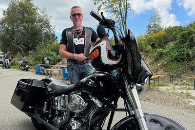 Thomas „Charly“ Frohberg – hier mit seiner Harley-Davidson – fungiert als Präsident der „Last Heros“.