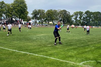 Eispiraten-Keeper Christian Schneider hatte in Ebersbrunn gegen die gestandenen Fußballer zwar nicht so viel entgegenzusetzen, zeigte aber immerhin einige Paraden im Fußballtor.