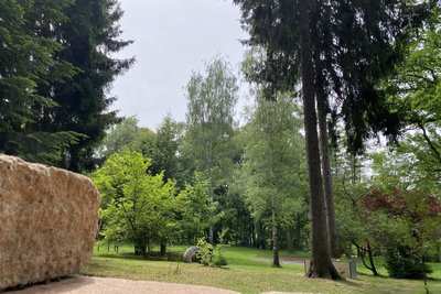 Blick von der Mauer der Sitzplatz-Ecke in den wunderschönen Heimpark mit Spielplatz.