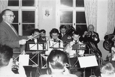 So fing alles an: Ein Bild der ersten Orchester-Besetzung im Jahr 1961 unter Johannes Fritzsche. In Erinnerungen schwelgen werden die Teilnehmer des Treffens Mitte Mai in Thum ganz sicher. 