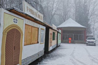 Ein bisschen Weiß muss sein: Auf dem Festgelände am Musikpavillon laufen letzte Vorbereitungen.