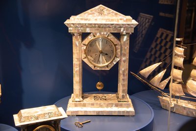 Viele Blick ziehen im Museum große Standuhren auf sich - Schaustücke der einheimischen Perlmuttverarbeitung.
