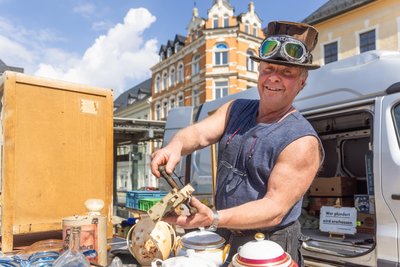 Rentner Klaus Winkler kam aus Chemnitz zum Trödelmarkt ins Erzgebirge.