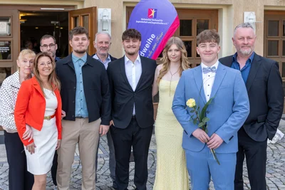 Schon die vierte Jugendweihe richten die Eltern Janine (links) und Sebastian Schubert (rechts) aus. Am Samstag für ihren jüngsten Sohn Arjen, die Jahre zuvor für dessen Geschwister Finn, Enuar und Liv.