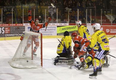 Die Eispiraten Crimmitschau haben am Dienstagabend ihr Heimspiel gegen die Lausitzer Füchse gewonnen.