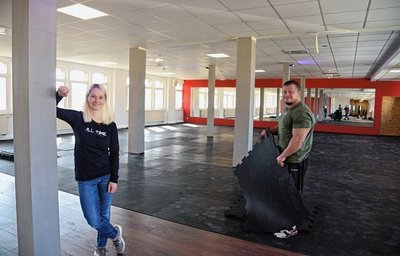 Nancy und John Wendler vom Fitnessstudio All Time Fitness im künftigen Trainingsbereich an der Schillerstraße 8 in Oelsnitz. 