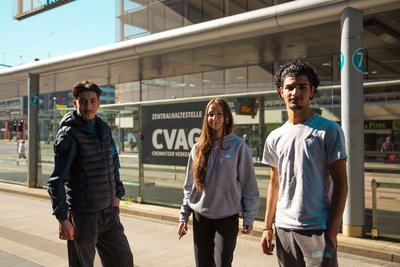"Eigentlich ein cooler Ort, aber manchmal gefährlich": Mohammed Monzer (links) mit Freunden. 